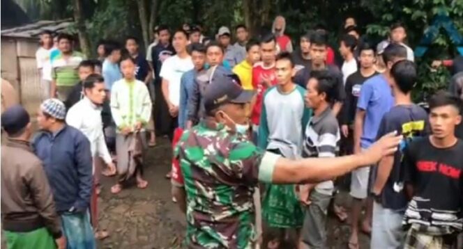
Viral Bagi-Bagi Bingkisan ke Anak Sekolah, Seorang Wanita Dimassa di Pasuruan