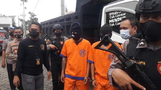 
Dua Begal Dump Truk Pasir Lumajang Dibekuk Tim Sat Reskrim Polres Probolinggo