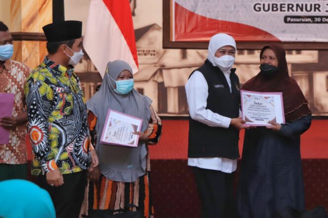 
Hadiri Penyerahan Bantuan untuk UMKM di Kota Pasuruan, Khofifah Optimis Jatim Bangkit