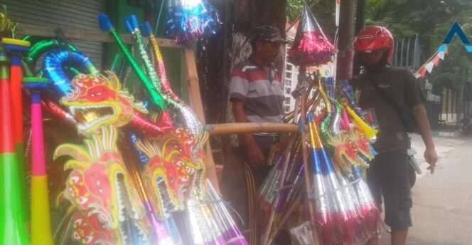 
Keluh Kesah Penjual Terompet Tahun Baru Karena Sepi Pembeli