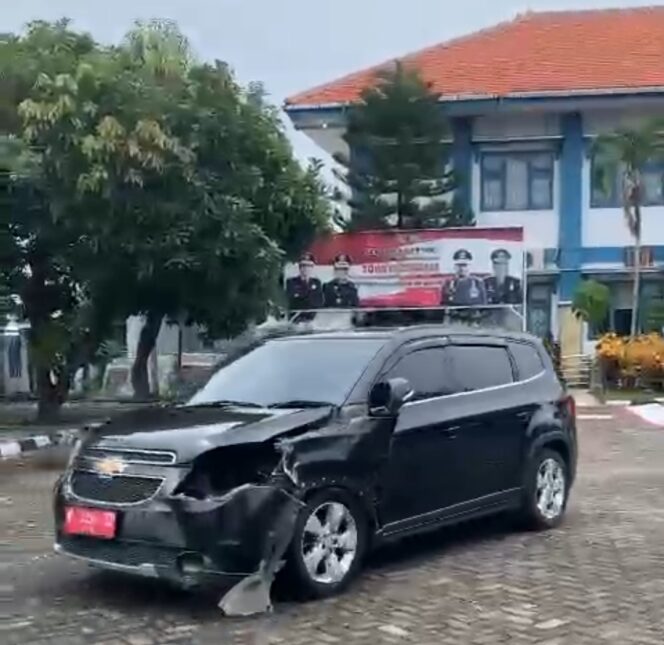 
Breaking News! Tahanan Rudenim Bangil Kabur Bawa Mobdin dan Terobos Pintu Pagar