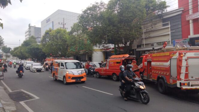 
Blarr! Alat Penggoreng  Downtown Kafe Terbakar, Karyawan Berhamburan Keluar