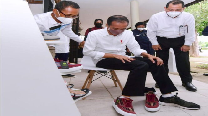 
Keren, Presiden Jokowi Beli Sepatu Kain Tenun Buatan Pemuda Pasuruan