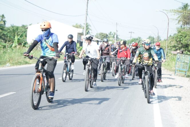 
Jaga Kebugaran dan Imun Tubuh, Bupati Surya Gowes Bersama Masyarakat