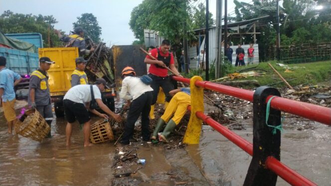
BPBD Kota Pasuruan Bersihkan Luberan Sungai Petung