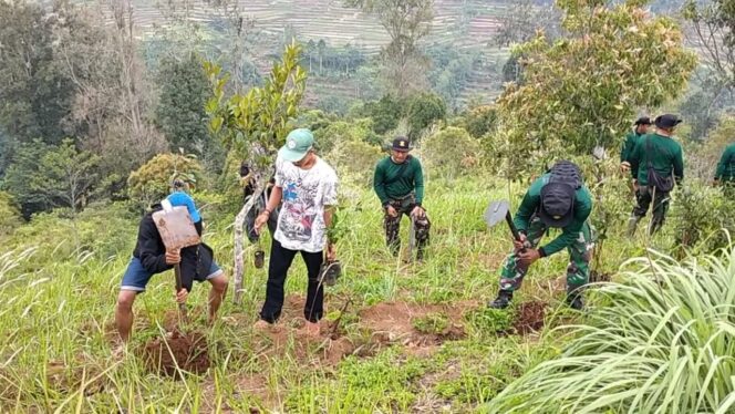 
Sambut HUT ke-45,  Kolatmar Tanam Puluhan Ribu Pohon Secara Serentak di Jatim