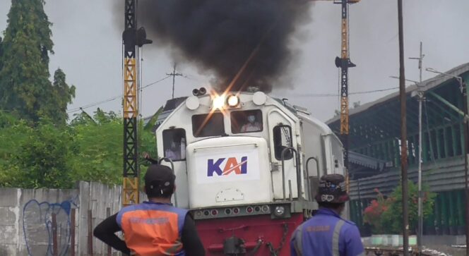 
Perjalanan KA Terganggu Akibat Truk Guling, PT KAI Memohon Maaf Atas Keterlambatan