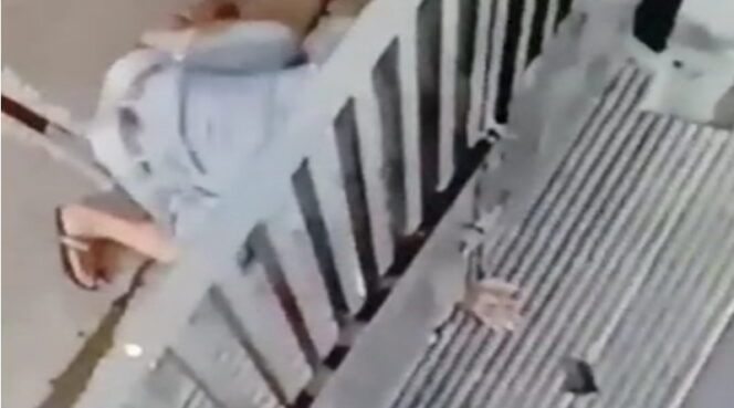 
Aksi Maling Bobol Pagar Kos-kosan di Kota Pasuruan Terekam CCTV