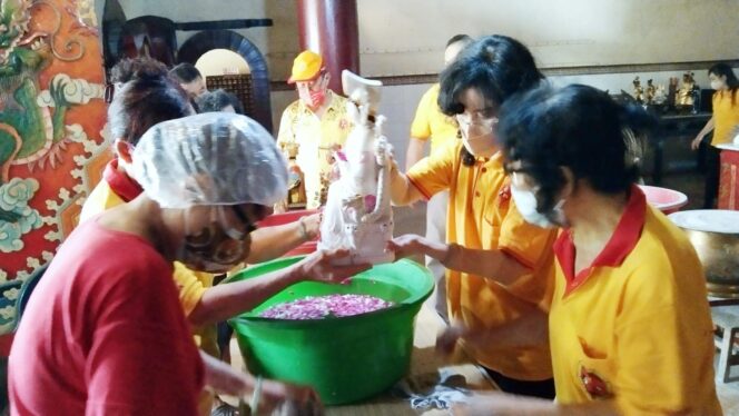 
Jelang Imlek 2022, Warga Tionghoa Pasuruan Gelar Ritual Cuci Patung