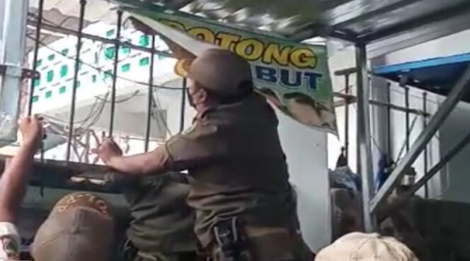 
Ganggu Akses Jalan Menuju Makam Mbah Kiai Hamid, Belasan PKL Bandel Ditertibkan