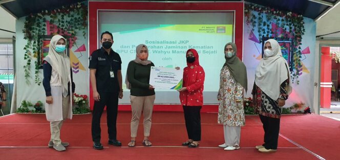 
PT Wahyu Manunggal Sejati Serahkan Santunan JKM kepada Pekerja Rentan yang Dilindungi