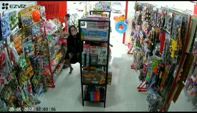 
Viral Seorang Ibu di Pasuruan Curi Mainan Sembunyikan di Balik Rok