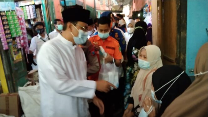 
Antisipasi COVID-19, Gus Ipul Bagikan 150 ribu Masker dan Minta Masyarakat Tetap Patuhi Prokes