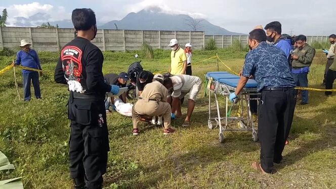 
Geger Penemuan Jasad Pria Tanpa Busana dengan Mulut Berdarah di Lahan Kosong