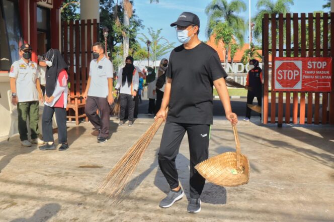 
Gus Ipul Pimpin Langsung Kerja Bakti Wujudkan Pasuruan Resik