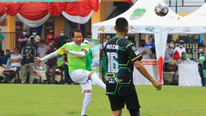 
Laga Persahabatan, 5 Kepala Daerah Lawan PWI Pasuruan