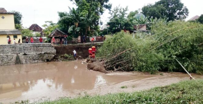 
Plengsengan Sungai Gembong Pasuruan Ambrol, Diduga Akibat Ini…