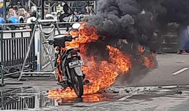 
Motor Terbakar di Depan Alun-alun Kota Pasuruan