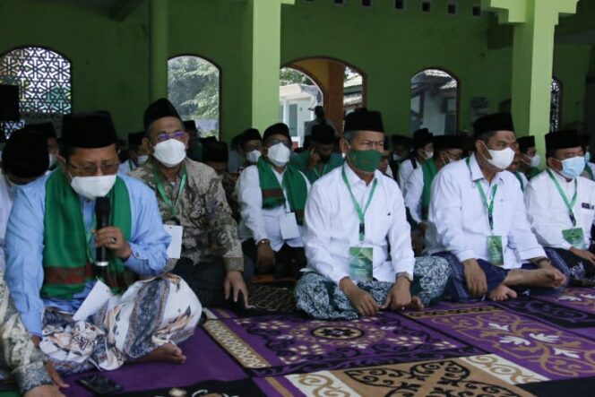 
Peringati Harlah Ke-99 NU, PBNU dan PWNU se-Indonesia Ziarah Pendiri NU di Jombang