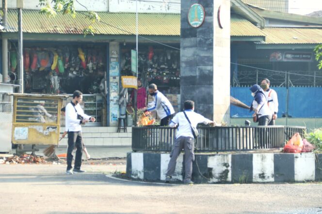 
Peringati Hari Peduli Sampah, Gus Ipul Ajak Warga bersih-bersih Kota Pasuruan