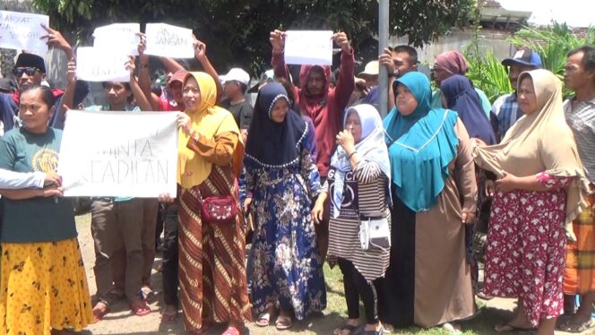 
Warga Desa Binor Desak Inspektorat Kabupaten Probolinggo Tangani Masalah Mantan Kadesnya