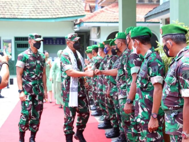 
Kunker ke Kodim 0819 Pasuruan, Danrem 083/Bdj Kolonel Inf Yudhi Prasetiyo Sampaikan Pesan Ini….