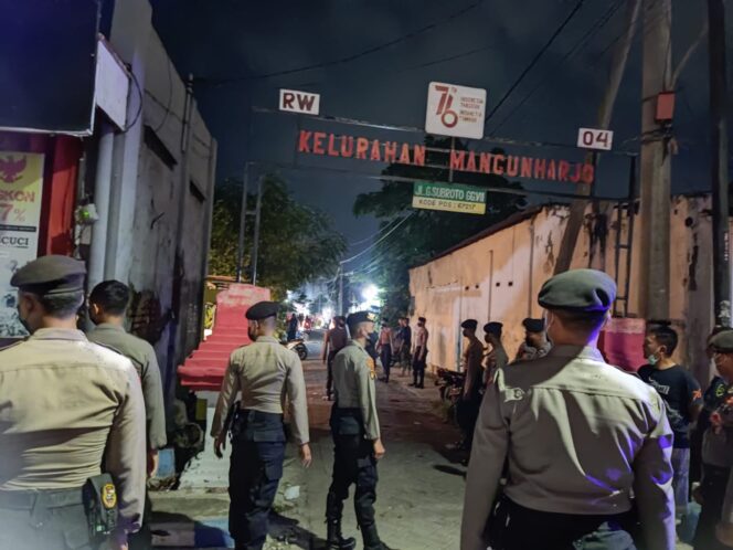 
Abai Prokes, Pamor Keris Polres Probolinggo Kota Bubarkan Remaja Nobar di Kafe