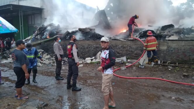 
Tersambar Petir, Gudang Benang di Purwosari Terbakar
