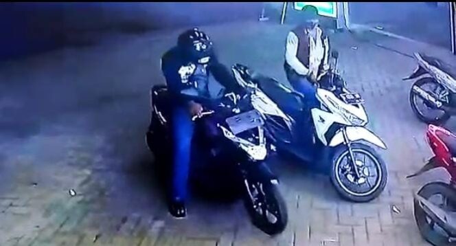
Maling Curi Motor di Minimarket Basmallah Pasuruan Terekam CCTV