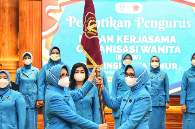 
Lantik Pengurus Baru BKOW Provinsi Jatim, Khofifah Puji Fatma Saifullah Yusuf