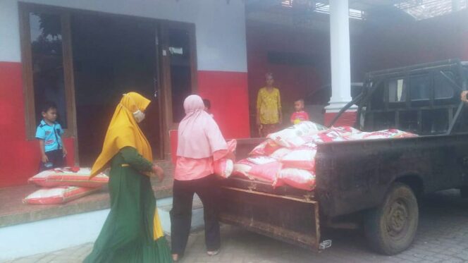 
Waduh, Warga Kebotohan Ramai-ramai Kembalikan Beras Bansos ke Rumah Kades