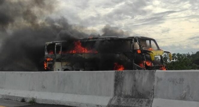 
Benarkah Bus Terbakar di Tol Pandaan Akibat Cas Power Bank? Begini Tanggapan Polisi