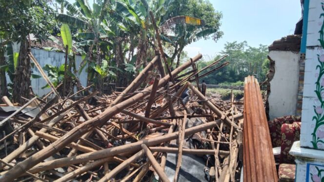 
Banjir Bandang di Pasuruan Hancurkan 4 Rumah Warga dan Jembatan Desa