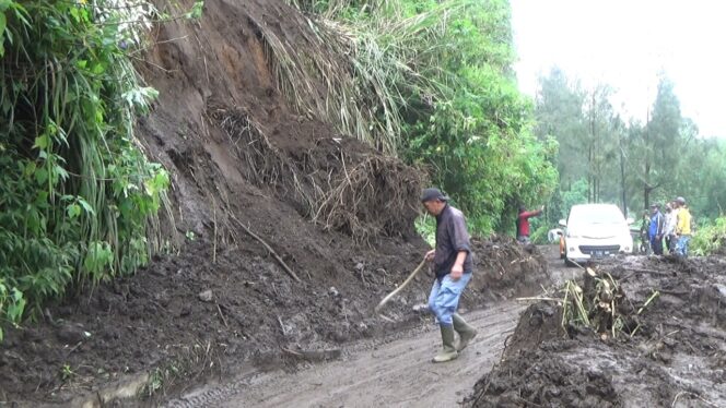 
Jalur Bromo Probolinggo Longsor, Petugas Lakukan Normalisasi Jalan