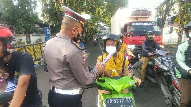
Satlantas Polres Probolinggo Beri Reward ke Pengendara yang Tertib Berlalu-lintas