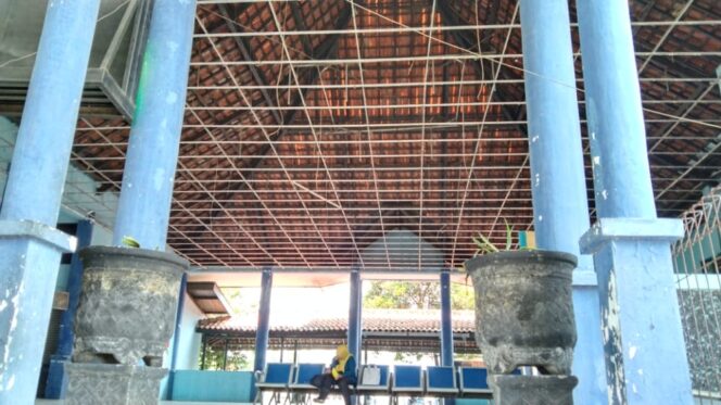 
Plafon di Ruang Tunggu Terminal Kota Pasuruan Ambrol