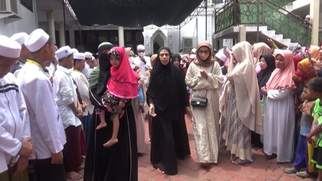 
Gemuruh Sholawat Warnai Keberangkatan Santri Ponpes Raudhatul Jannah Menimba Alquran ke Yaman