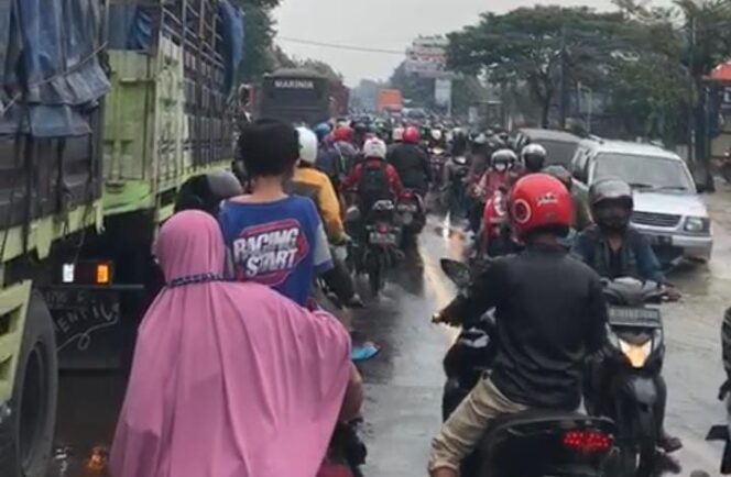 
Jalur Pantura Pasuruan Terendam Banjir, Lalu Lintas Macet Total