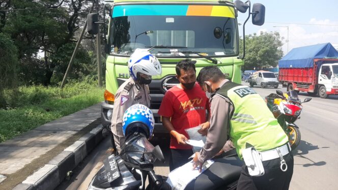 
Polisi Tertibkan Sejumlah Kendaraan yang Parkir Liar
