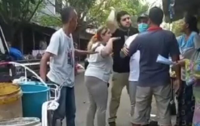 
Tiga Bule Terpergok Curi Uang Pedagang di Pasar Besar Pasuruan