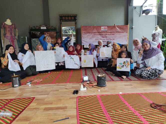 
Jaman Kabupaten Pasuruan Berikan Pelatihan Emak-emak Membatik