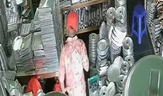 
Komplotan Maling HP di Toko Cetakan Kue Pasuruan Terekam CCTV