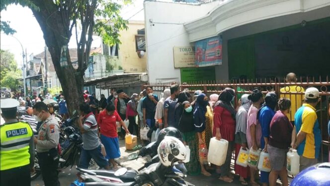 
Demi Dapat Minyak Goreng Curah Sesuai HET, Warga Rela Antri Panjang