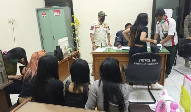 
Bandel Jajakan Diri di Bulan Suci, Belasan PSK Tretes Digaruk Satpol PP