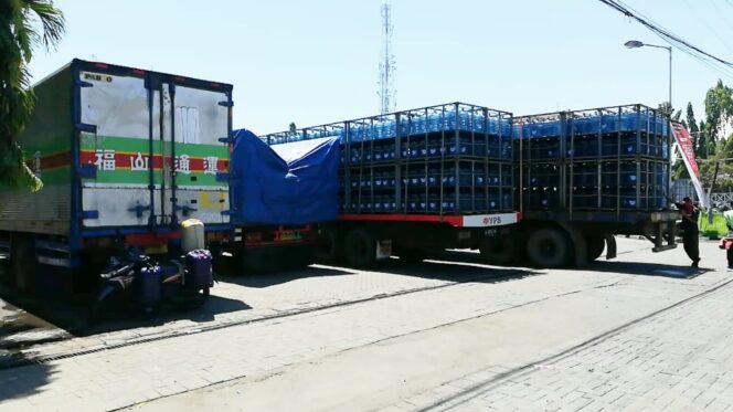 
Solar Mulai Langka, Sopir Truk Rela Nginap di Sejumlah SPBU Pasuruan