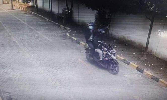 
Aksi Kawanan Maling di Pasuruan Gondol Motor Milik Istri Anggota Brimob Terekam CCTV