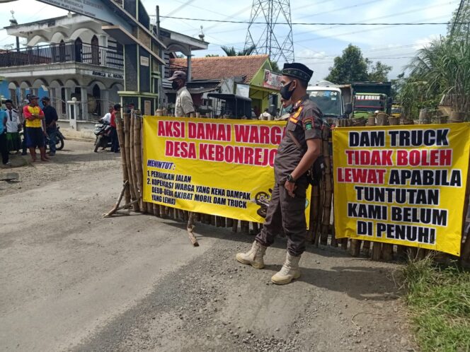 
Protes Jalan Rusak Karena Truk Tambang, Warga Grati Blokade Jalan