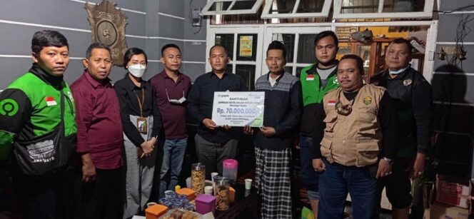 
Kepala Kantor Cabang BPJAMSOSTEK Pasuruan Serahkan Santunan ke Ahli Waris Gojek