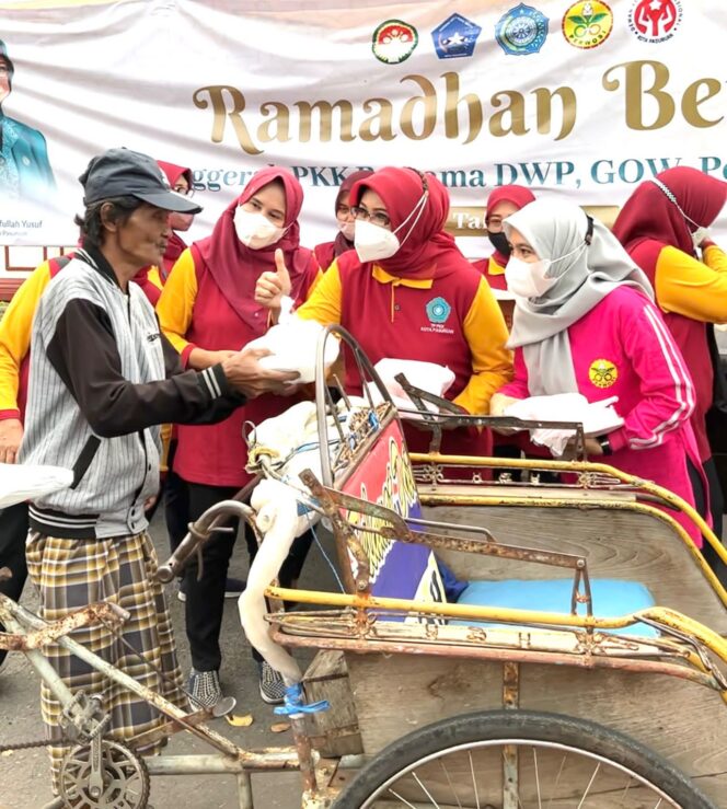 
Bagi Takjil Gratis, Fatma: Momentum Merajut Kebersamaan Organisasi Wanita di Kota Pasuruan