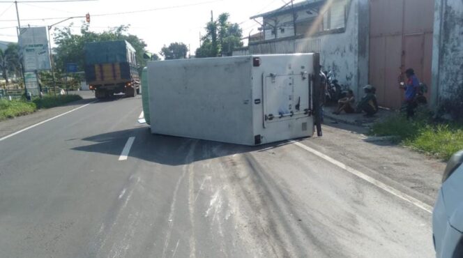 
Hindari Motor, Truk Terguling di Jalan Raya Purwosari